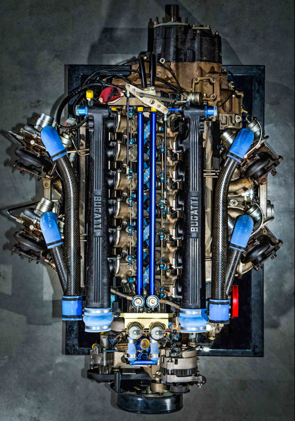 부가티 시계 내부의 부가티 시론 엔진 모양